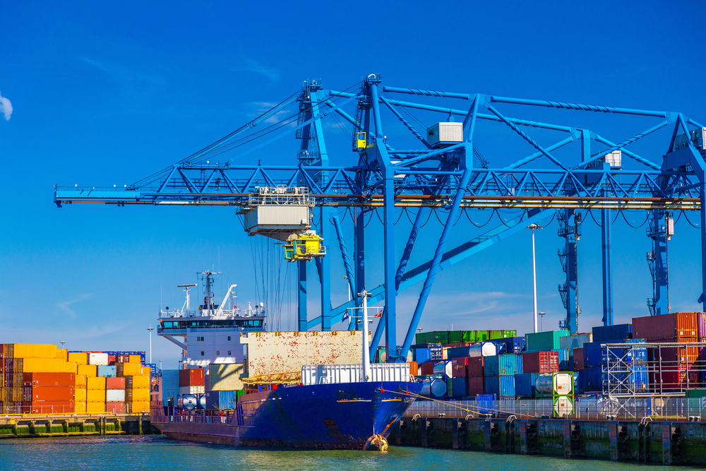 Schip laadt uit in Rotterdamse haven