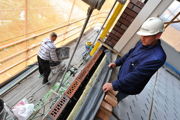 Bouwvakkers en metselaars aan het werk in de bouw
