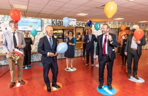 Demissionair staatssecretaris Raymond Knops (met blauwe ballon) en Nationale ombudsman Reinier van Zutphen (met gele ballon)