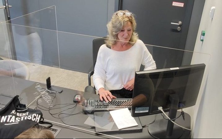 Corine van den Bosch biedt aangiftehulp op een belastingdienstkantoor