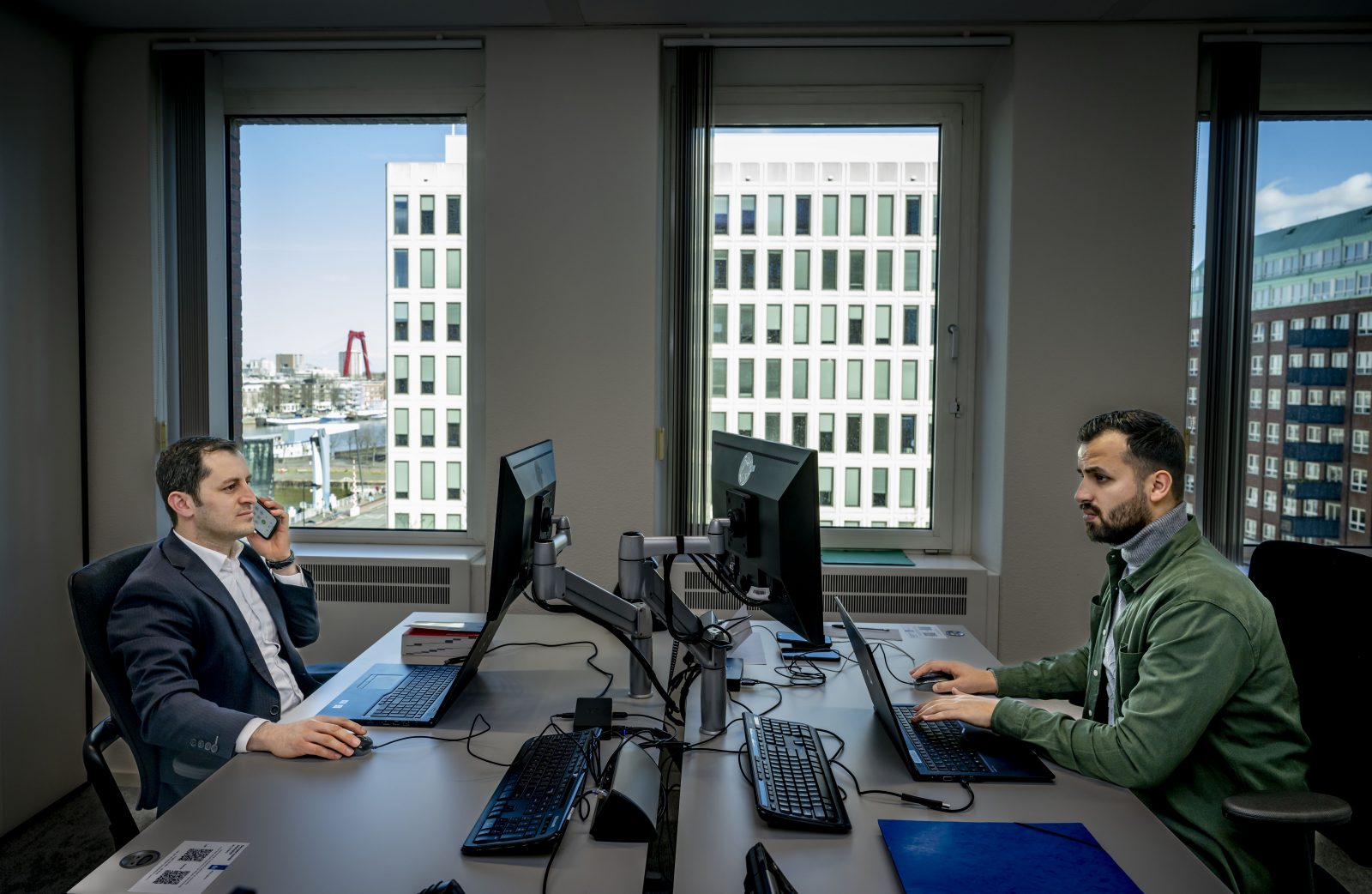 Mehmet Hatipoglu en Bashar Al Ali aan het werk op het kantoor.